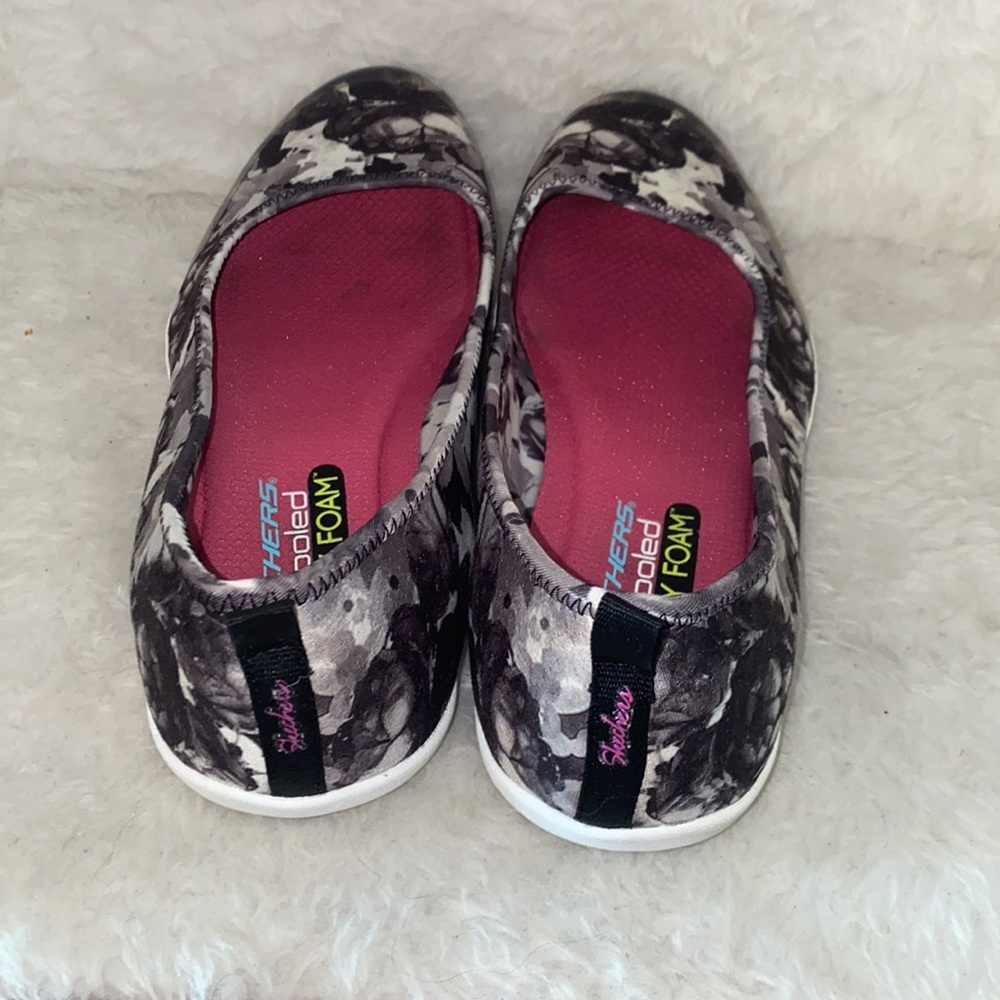 ⬇️Black floral Skechers air cooled memory foam slip ons - Picture 4 of 6